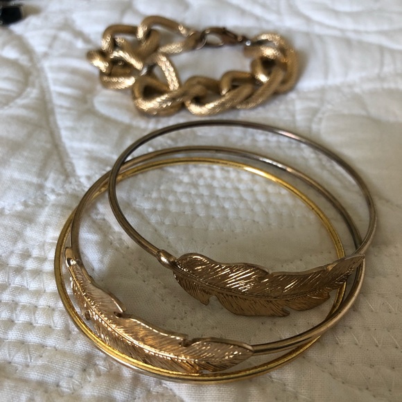 ❇️$5 when you bundle ❇️Bracelet Gold Bundle - Picture 1 of 4